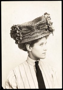 帽子を模した女性のファッション写真、ニューヨーク、1890〜1910年（銀ゼラチンプリント）